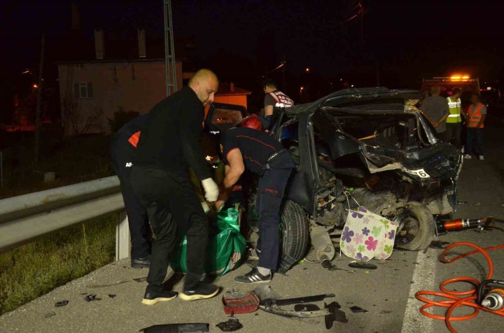 Feci Kaza... 2 Araç Çarpıştı: 1 Ölü, 3 Yaralı