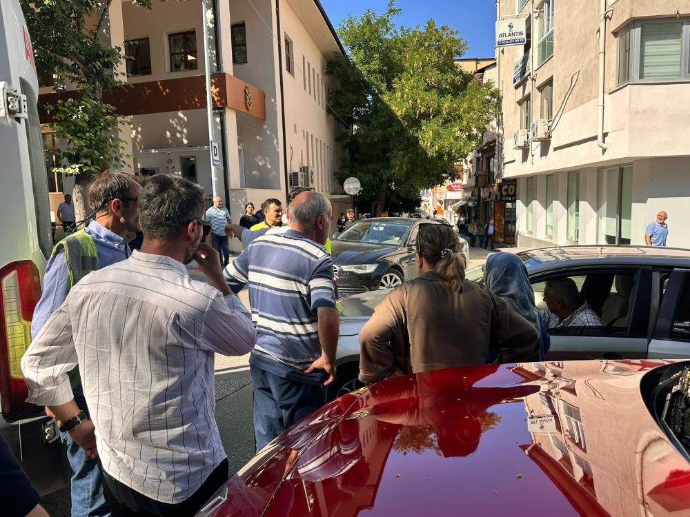 otomobil-carptigi-yaya-yaralandi.jpg