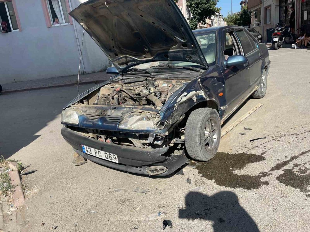 Otomobiller Çarpıştı: 4 Yaralı