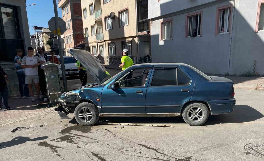 Otomobiller Çarpıştı: 4 Yaralı