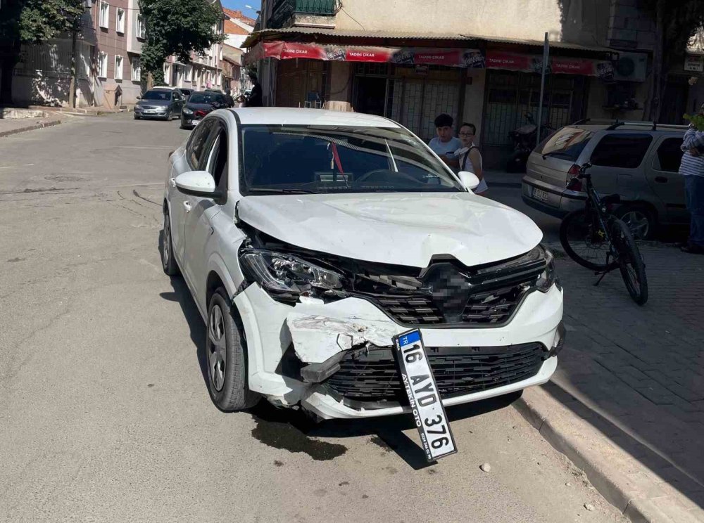 Otomobiller Çarpıştı: 4 Yaralı