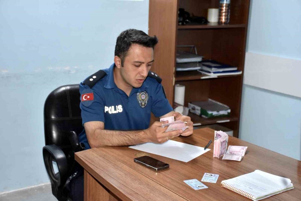 Para Yatırmak İçin Gittiği Bankamatikte Binlerce Lira Para Buldu