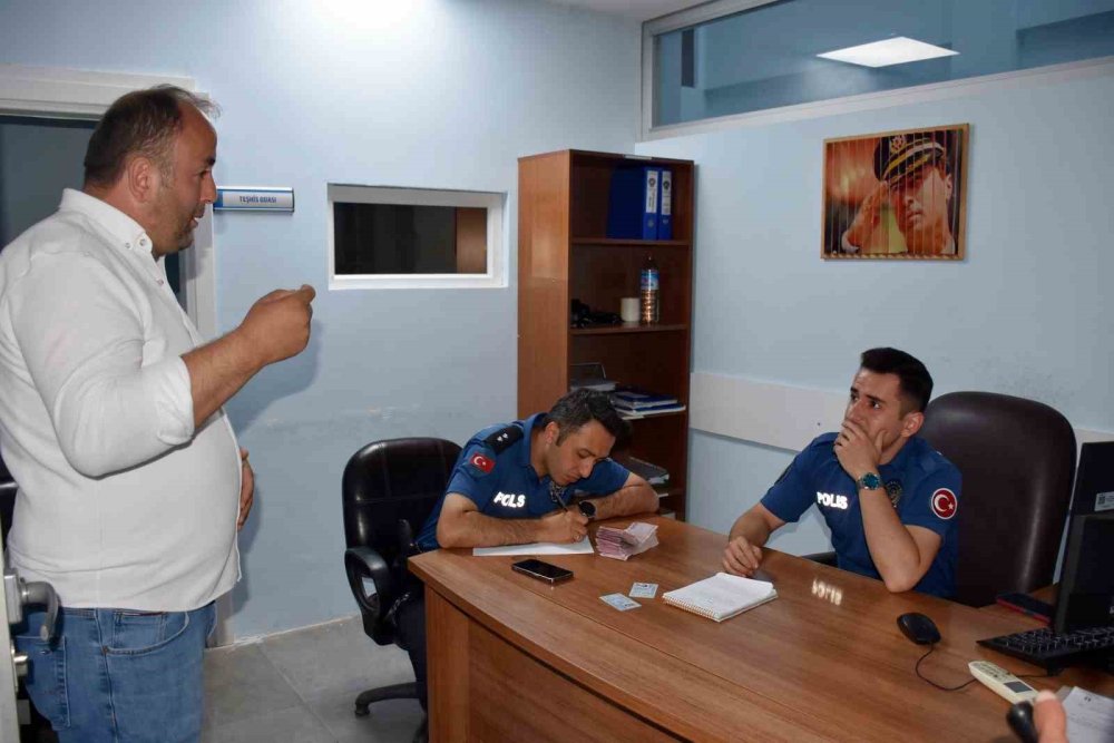 Para Yatırmak İçin Gittiği Bankamatikte Binlerce Lira Para Buldu