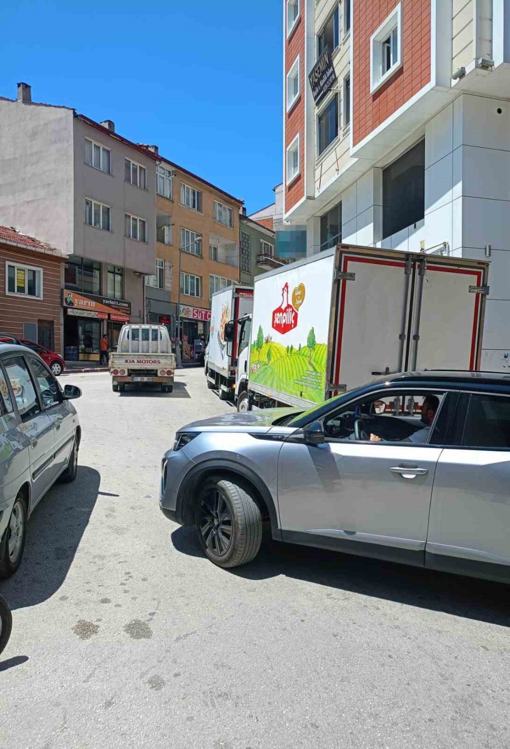 Toptancıların Gelişi Güzel Parkları Sürücüleri Çileden Çıkarıyor