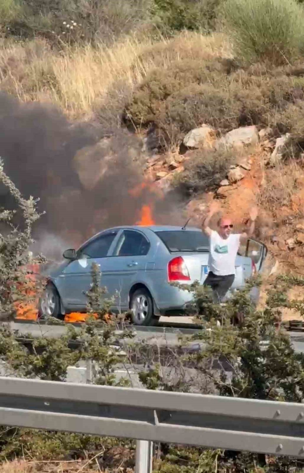 Alev Alan Otomobili İçin Otobanda Böyle Çırpındı