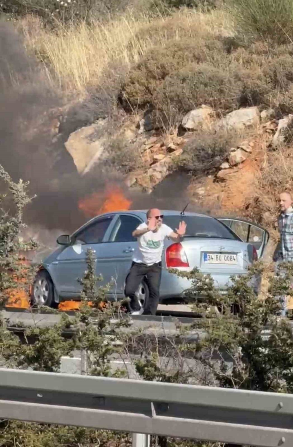 Alev Alan Otomobili İçin Otobanda Böyle Çırpındı