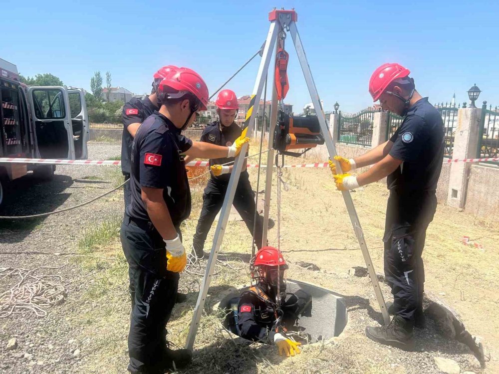 Göreve Başlayan 45 İtfaiye Erinin Gerçeğini Aratmayan Eğitimi Nefes Kesti