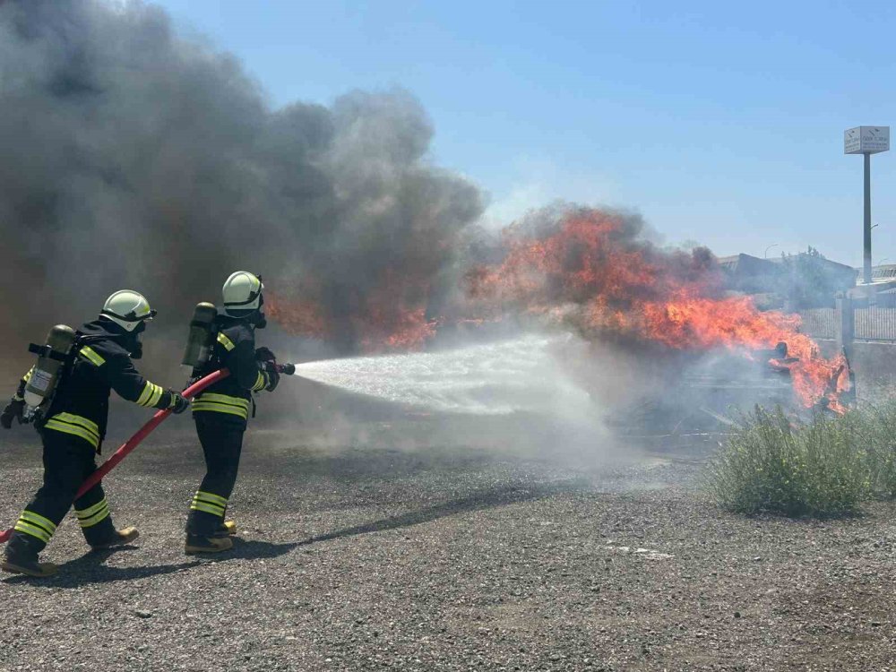 Göreve Başlayan 45 İtfaiye Erinin Gerçeğini Aratmayan Eğitimi Nefes Kesti