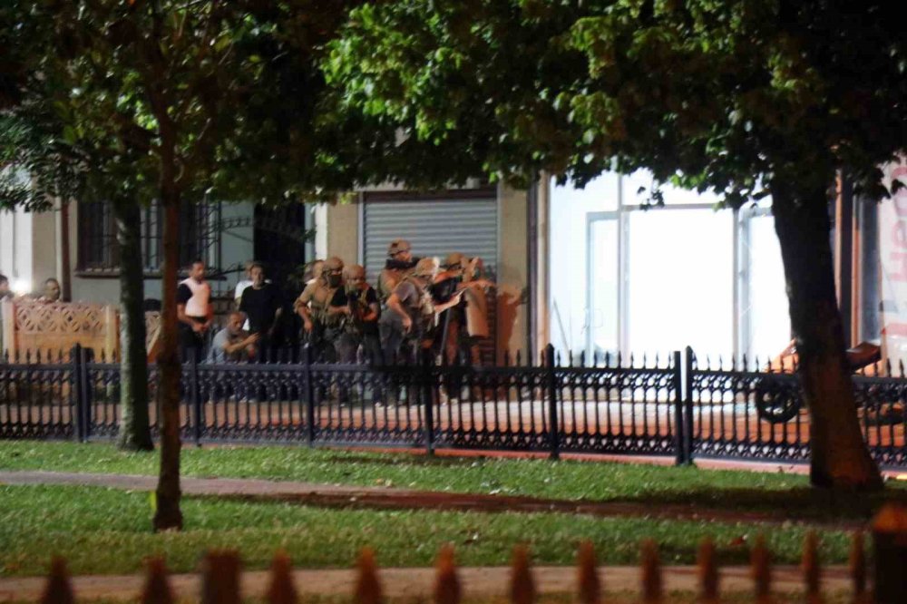 Hakkında Yakalama Kararı Olan Şahıs Polise Ateş Açıp Dükkana Saklandı
