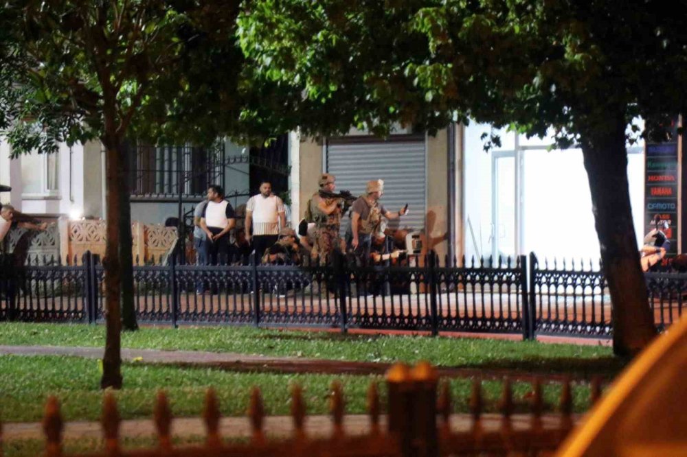 Hakkında Yakalama Kararı Olan Şahıs Polise Ateş Açıp Dükkana Saklandı