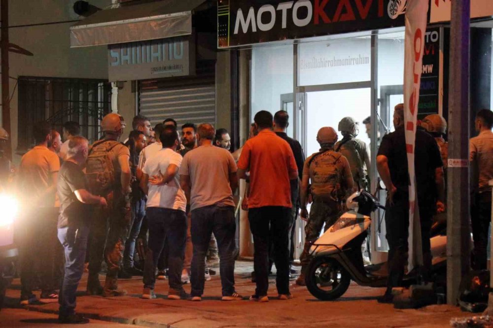 Hakkında Yakalama Kararı Olan Şahıs Polise Ateş Açıp Dükkana Saklandı