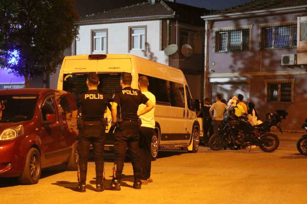 Hakkında Yakalama Kararı Olan Şahıs Polise Ateş Açıp Dükkana Saklandı