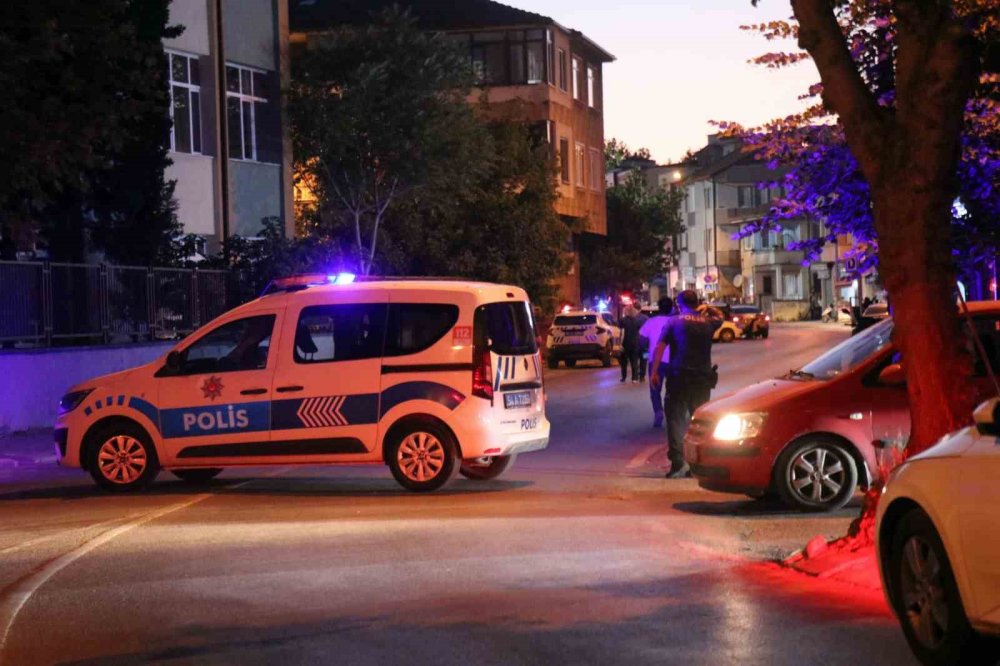 Hakkında Yakalama Kararı Olan Şahıs Polise Ateş Açıp Dükkana Saklandı