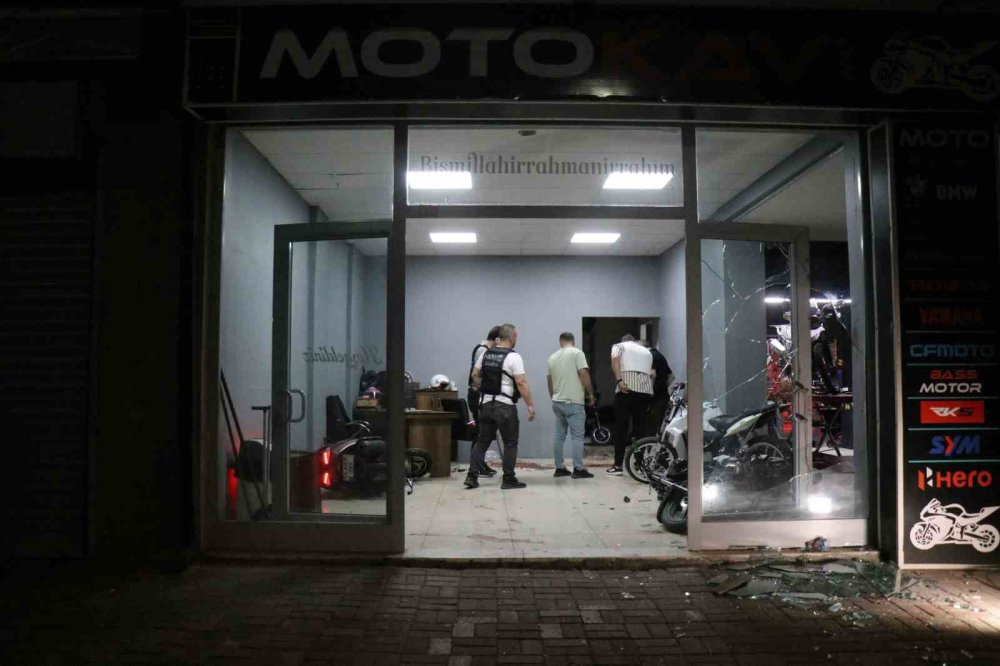 Hakkında Yakalama Kararı Olan Şahıs Polise Ateş Açıp Dükkana Saklandı