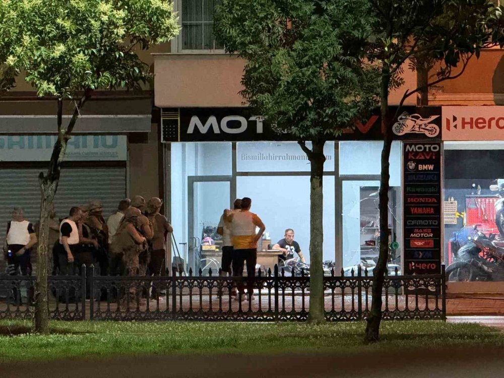 Hakkında Yakalama Kararı Olan Şahıs Polise Ateş Açıp Dükkana Saklandı