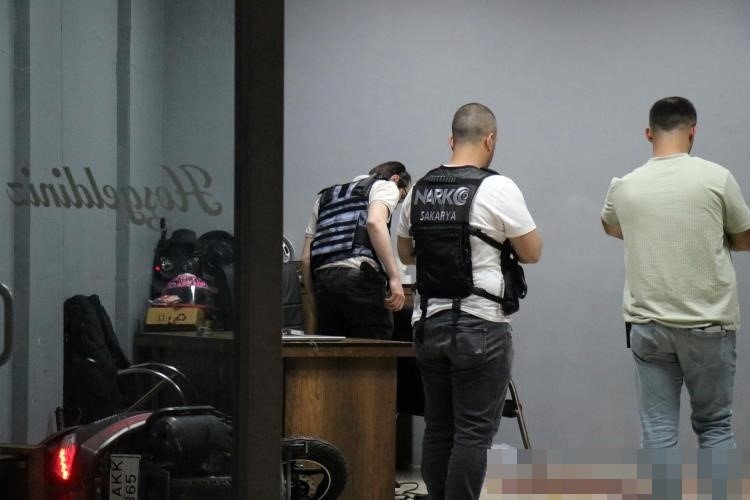 Hakkında Yakalama Kararı Olan Şahıs Polise Ateş Açıp Dükkana Saklandı