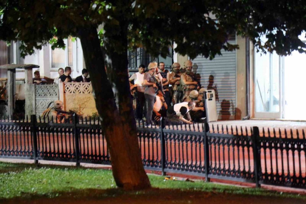 Hakkında Yakalama Kararı Olan Şahıs Polise Ateş Açıp Dükkana Saklandı