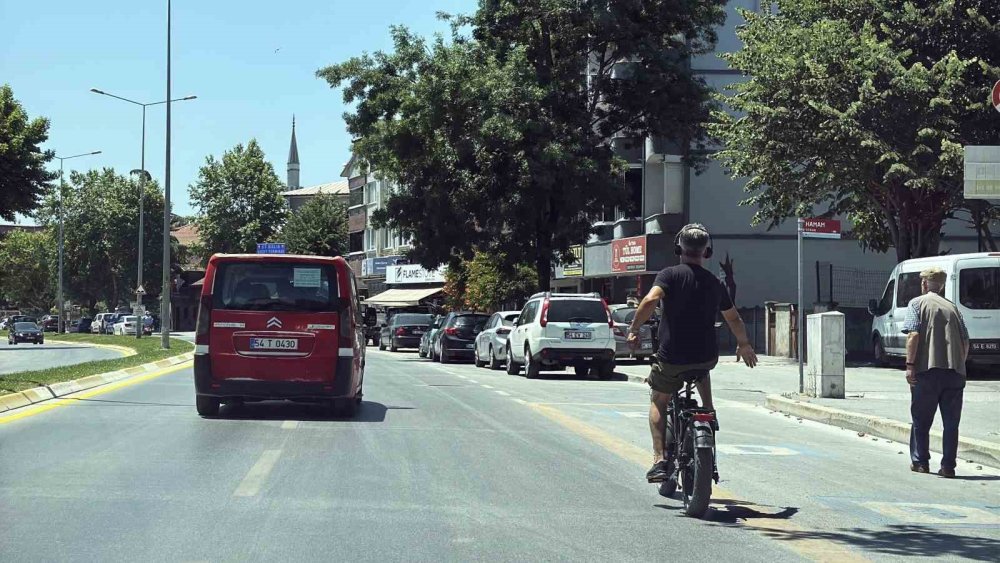 Müziğe Kendini Kaptırdı: Hem Kendi Hem De Diğer Sürücülerin Canını Tehlikeye Attı