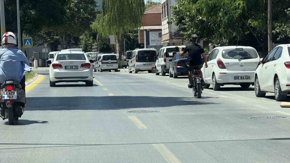 Müziğe Kendini Kaptırdı: Hem Kendi Hem De Diğer Sürücülerin Canını Tehlikeye Attı