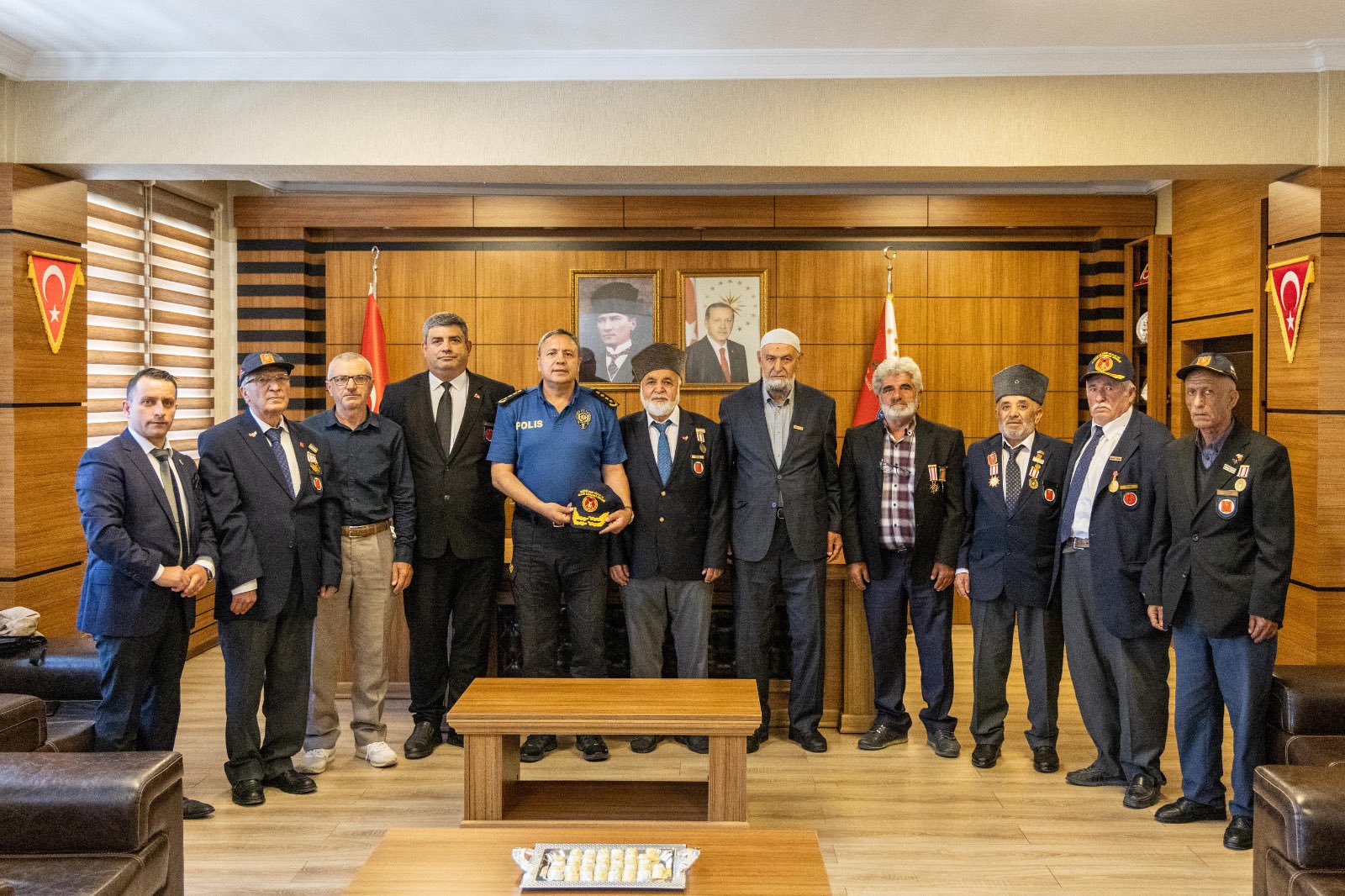 sehit-aileleri-ve-gazilerden-il-emniyet-muduru-hakan-yilmaza-ziyaret.jpg