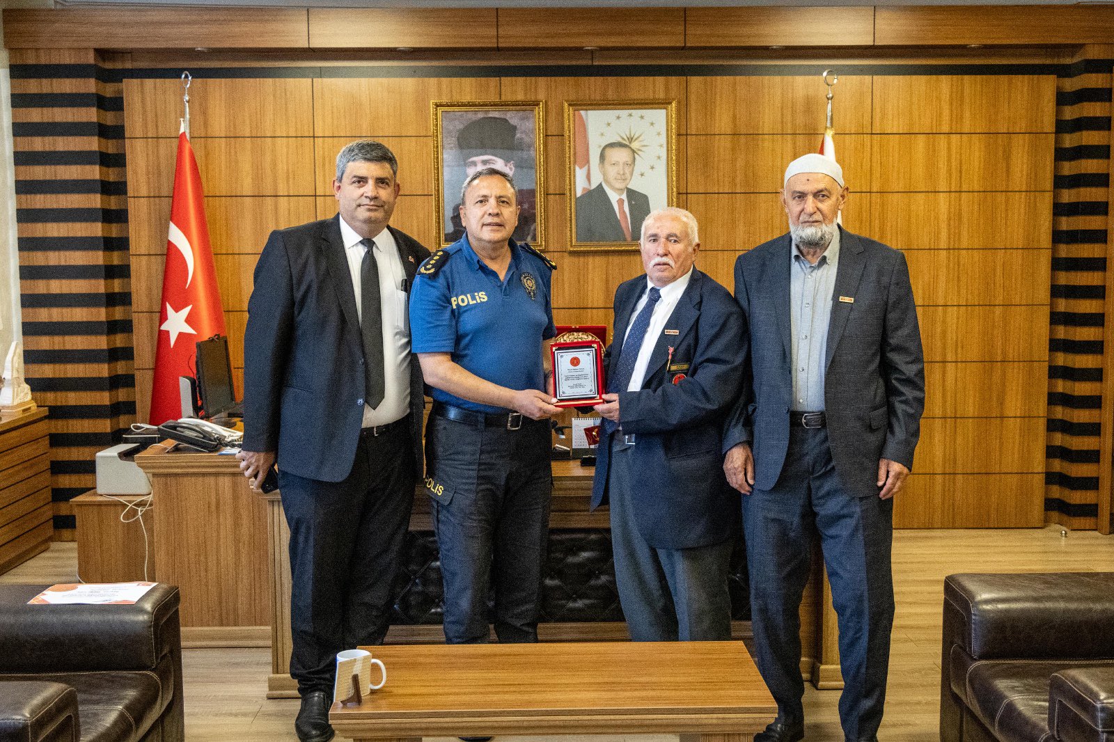 sehit-aileleri-ve-gazilerden-il-emniyet-muduru-hakan-yilmaza-ziyaret1.jpg