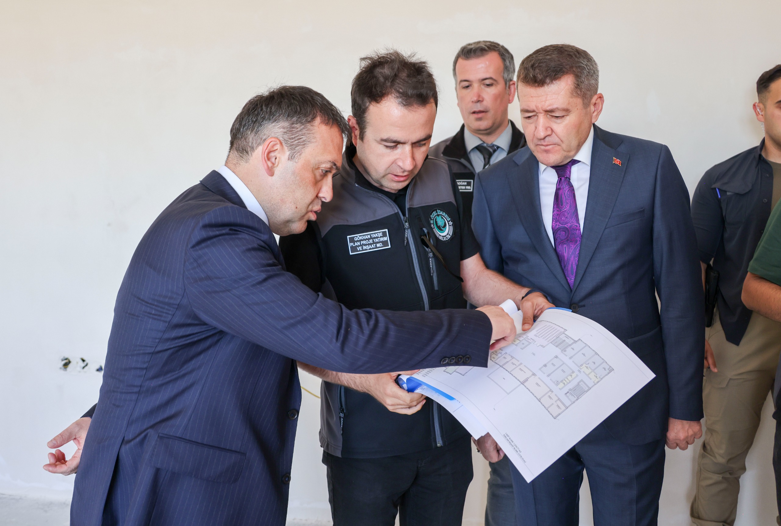 vali-sozer-anaokulu-insaatinda-incelemelerde-bulundu.jpg