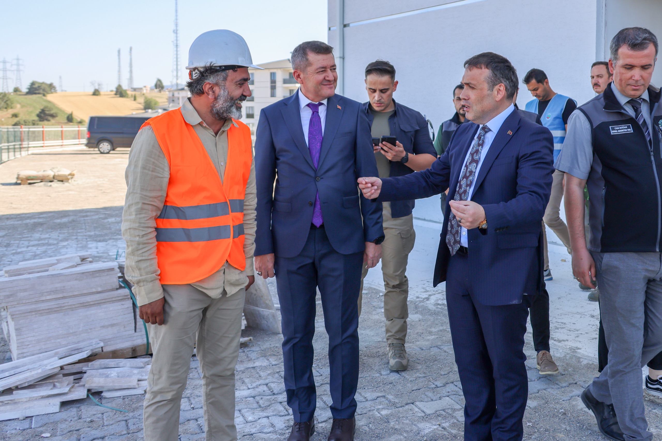vali-sozer-anaokulu-insaatinda-incelemelerde-bulundu1.jpg
