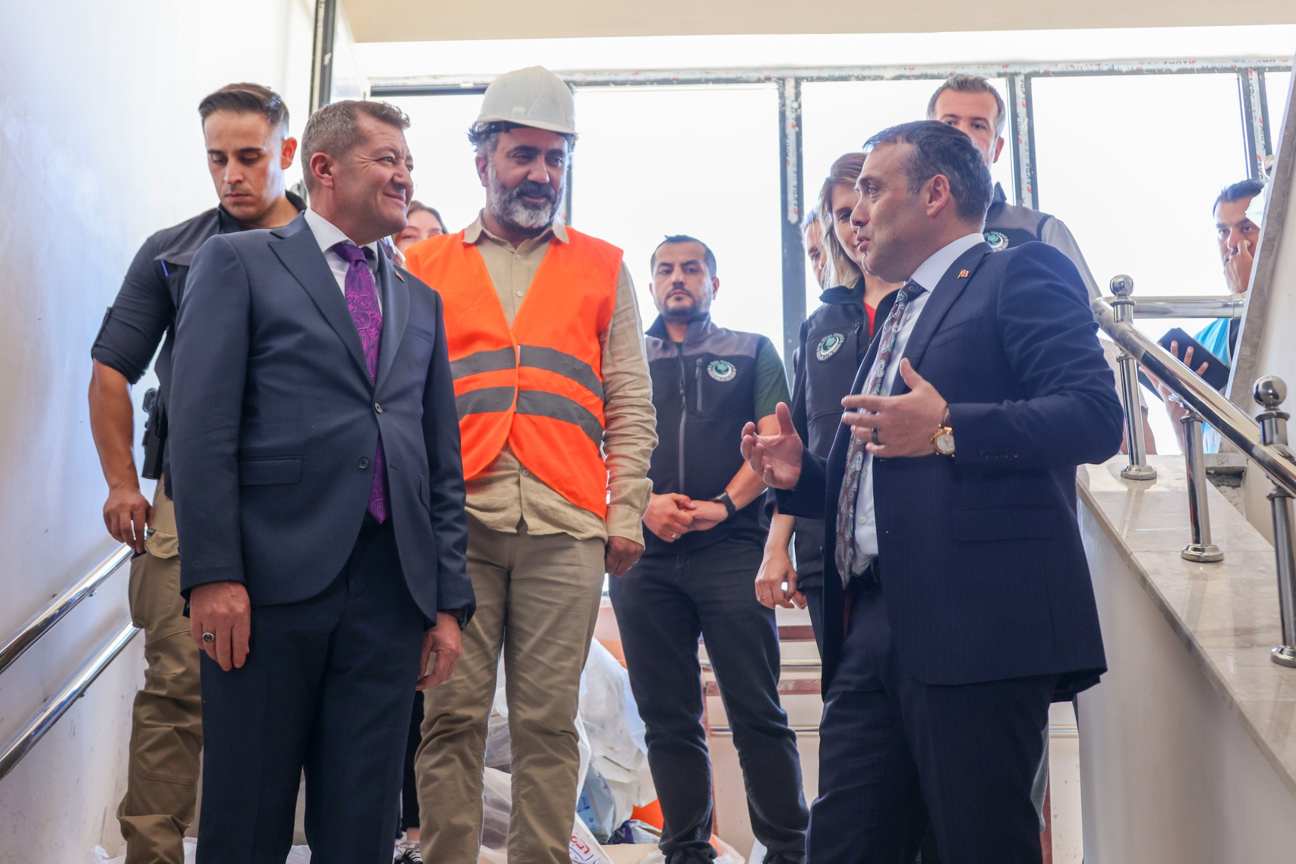 vali-sozer-anaokulu-insaatinda-incelemelerde-bulundu2.jpg