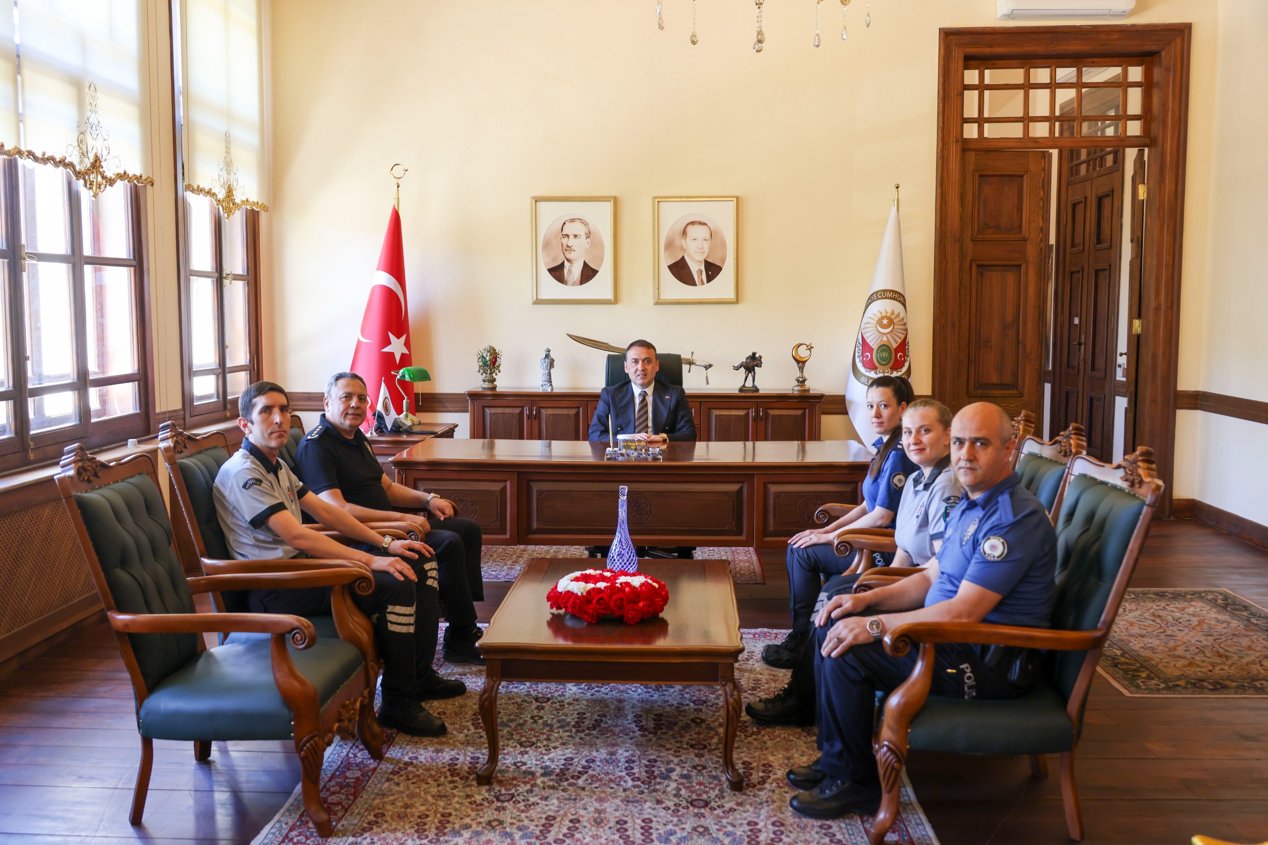 vali-sozer-guvenlik-personellerini-makaminda-agirladi-2.jpeg