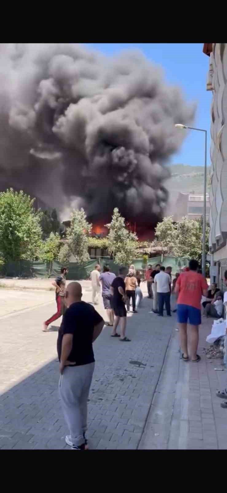 Apartmanda Çıkan Yangın Korku Dolu Anlar Yaşattı