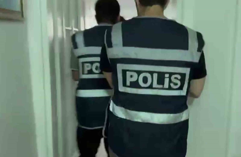 Kendilerini Polis, Savcı Diye Tanıtıp 7 Milyon TL Dolandırdılar