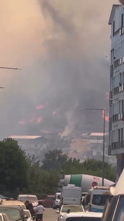 Orman Yangını Köydeki Evlere Sıçradı...Büyük Panik Yaşandı
