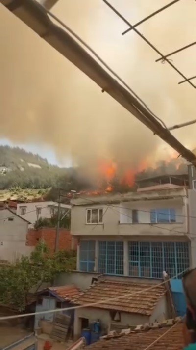 Orman Yangını Köydeki Evlere Sıçradı...Büyük Panik Yaşandı