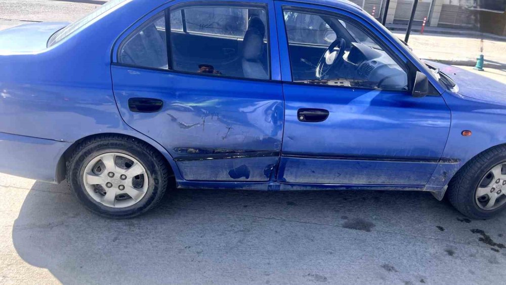 Otomobil İle Çarpışan Motosikletli Yaralandı