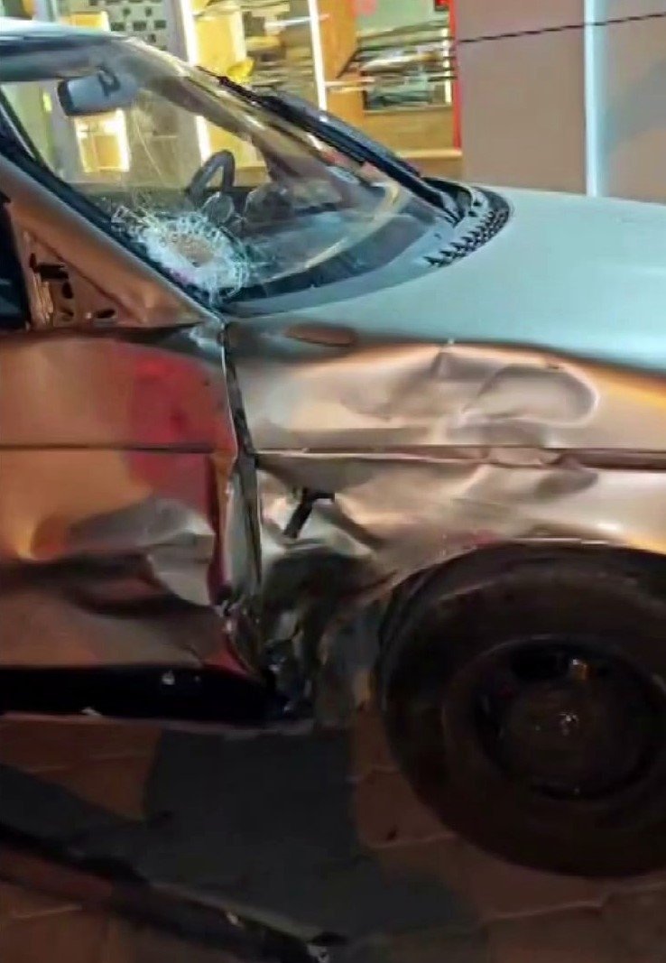 Otomobille Çarpışan Motosikletin Sürücüsü Metrelerce Savruldu