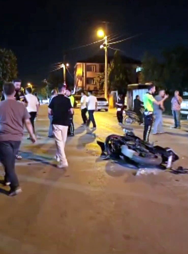 Otomobille Çarpışan Motosikletin Sürücüsü Metrelerce Savruldu