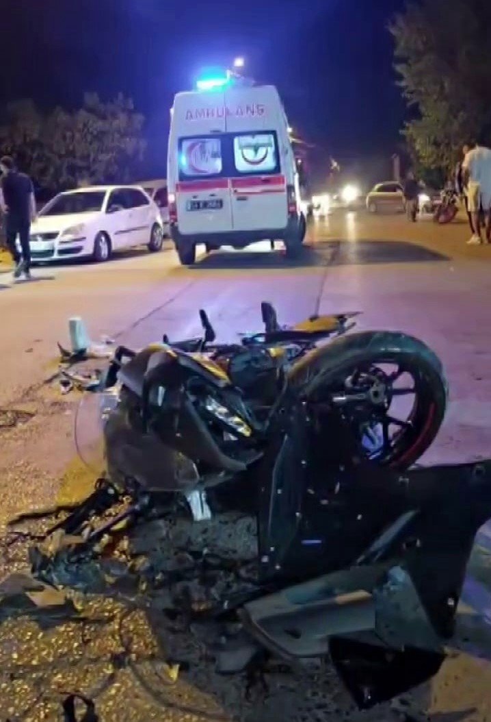Otomobille Çarpışan Motosikletin Sürücüsü Metrelerce Savruldu
