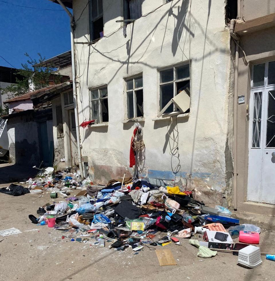 Bursa’da Çöp Ev Mahalleyi Canından Bezdirdi