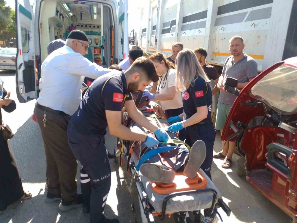Elektrikli Motosiklet Tır Dorsesine Çarptı: 1 Yaralı