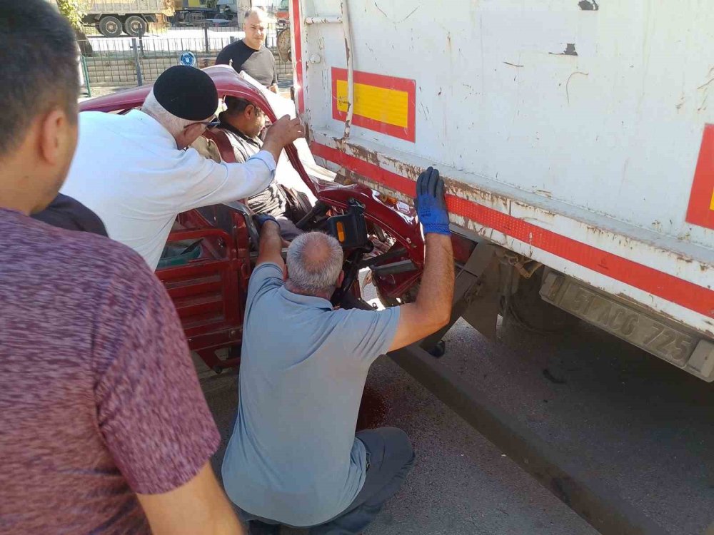 Elektrikli Motosiklet Tır Dorsesine Çarptı: 1 Yaralı