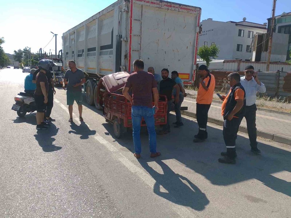 Elektrikli Motosiklet Tır Dorsesine Çarptı: 1 Yaralı
