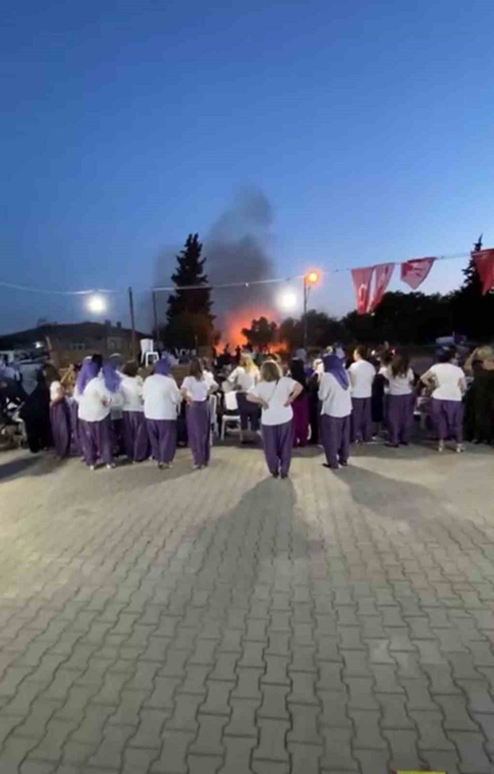 Havai Fişekler Az Kalsın Köyü Yakıyordu!