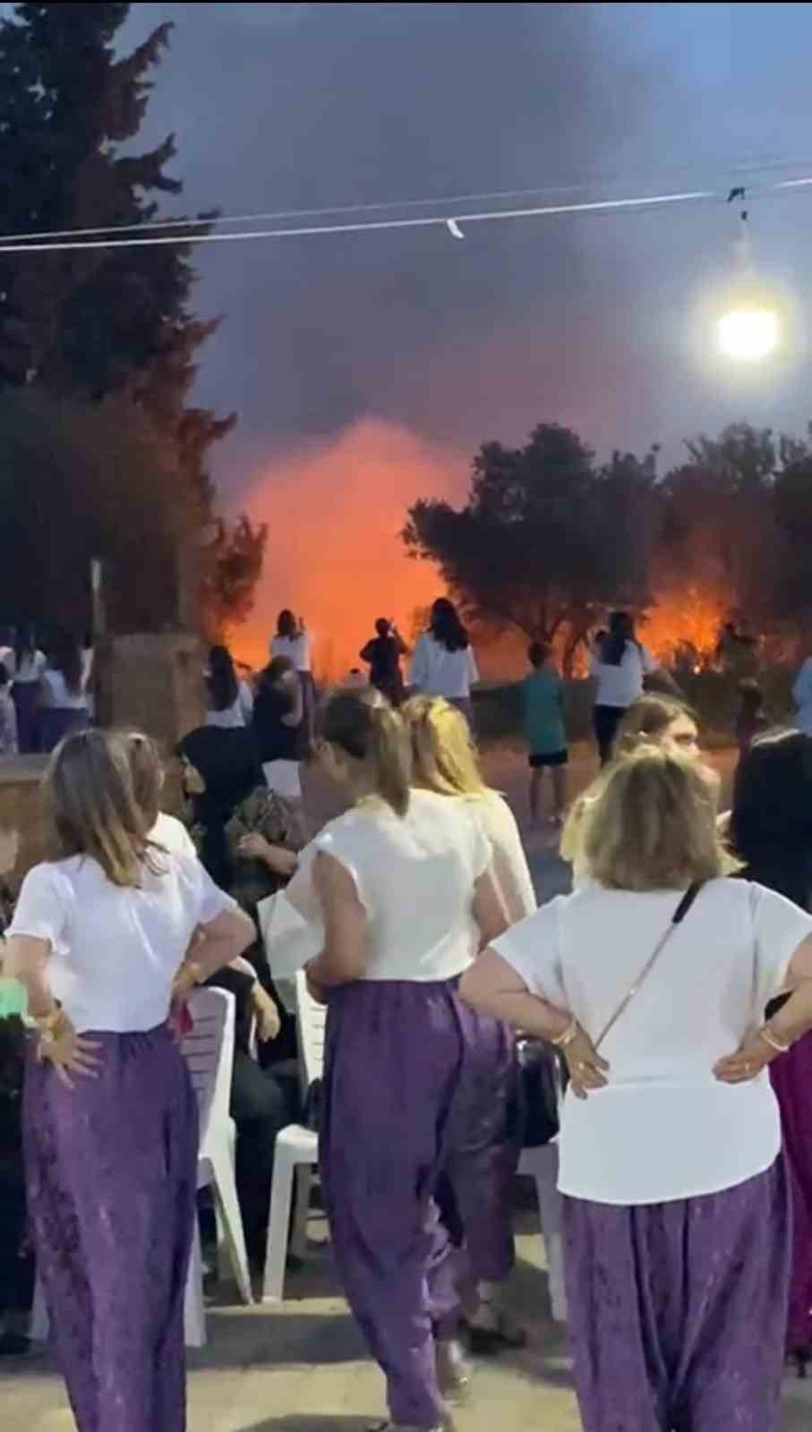 Havai Fişekler Az Kalsın Köyü Yakıyordu!