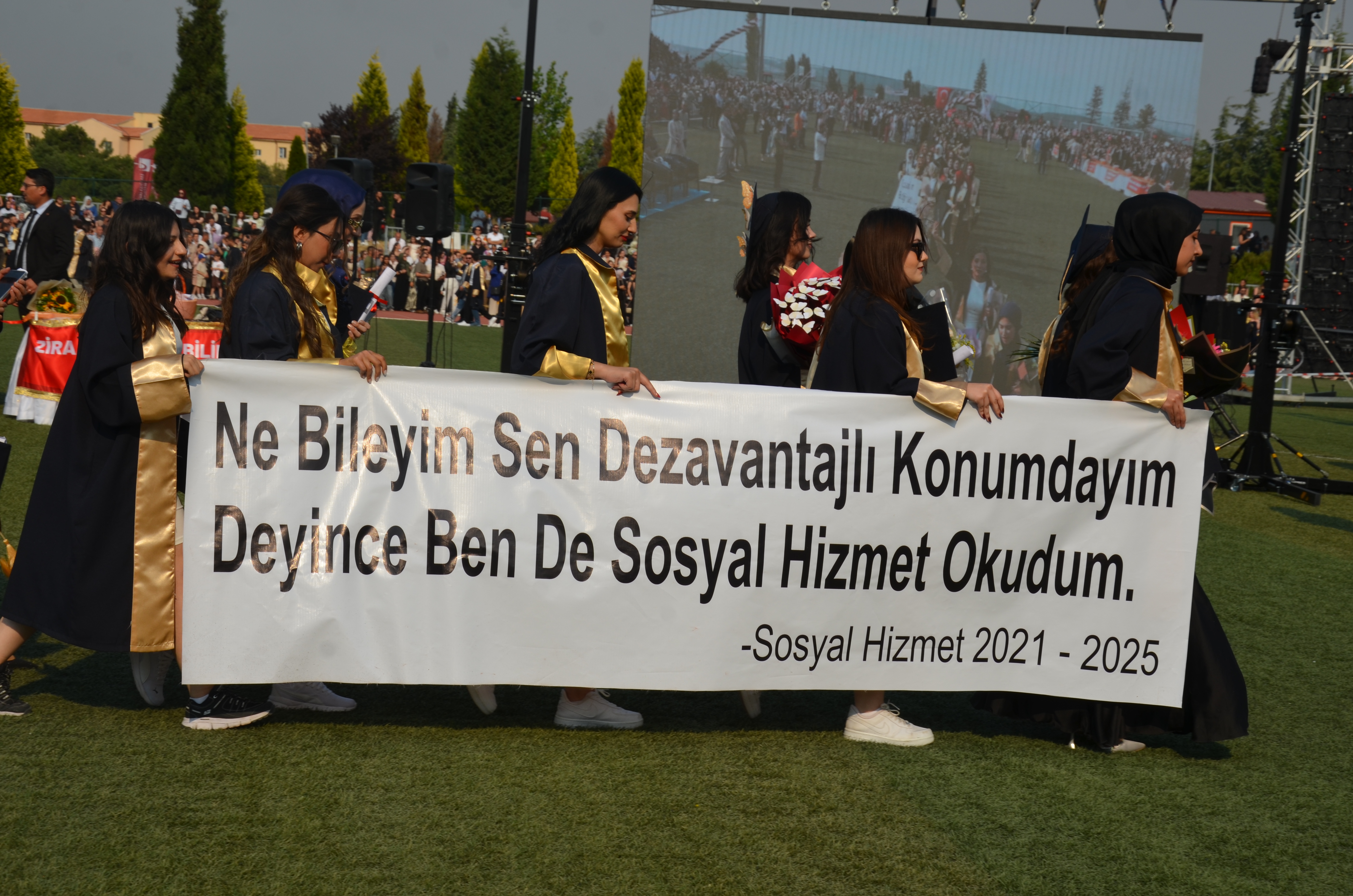 mezunlar-hem-dusundurdu-hem-guldurdu-1.jpg