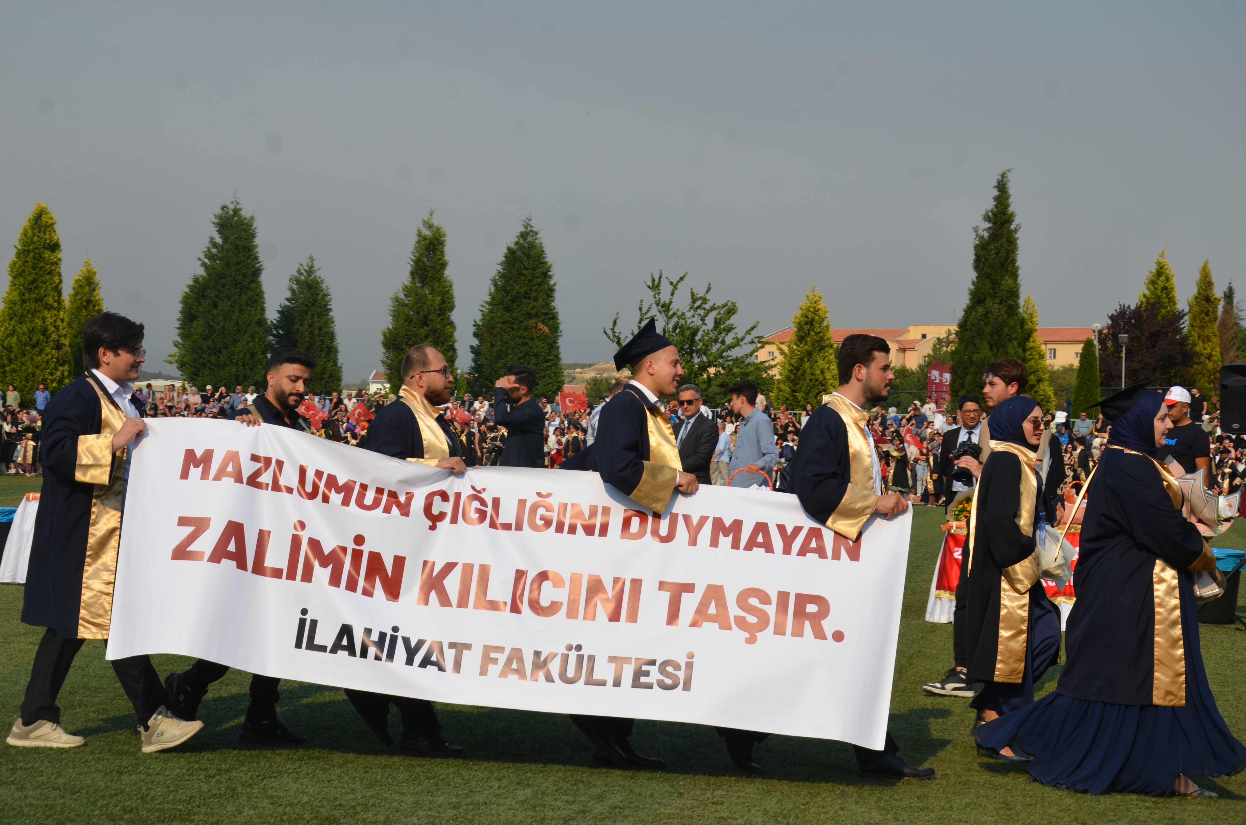 mezunlar-hem-dusundurdu-hem-guldurdu-10.jpg