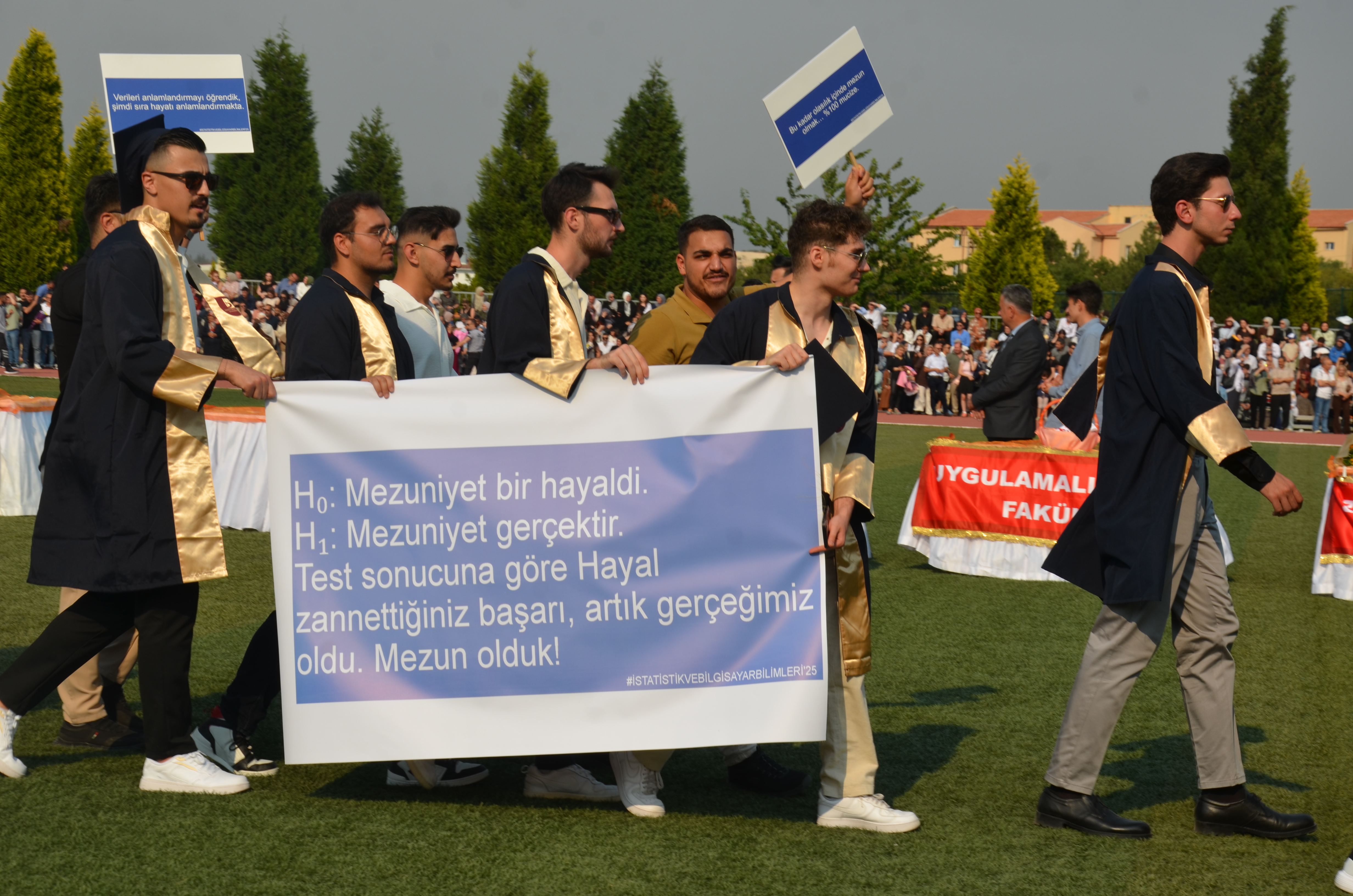 mezunlar-hem-dusundurdu-hem-guldurdu-2.jpg