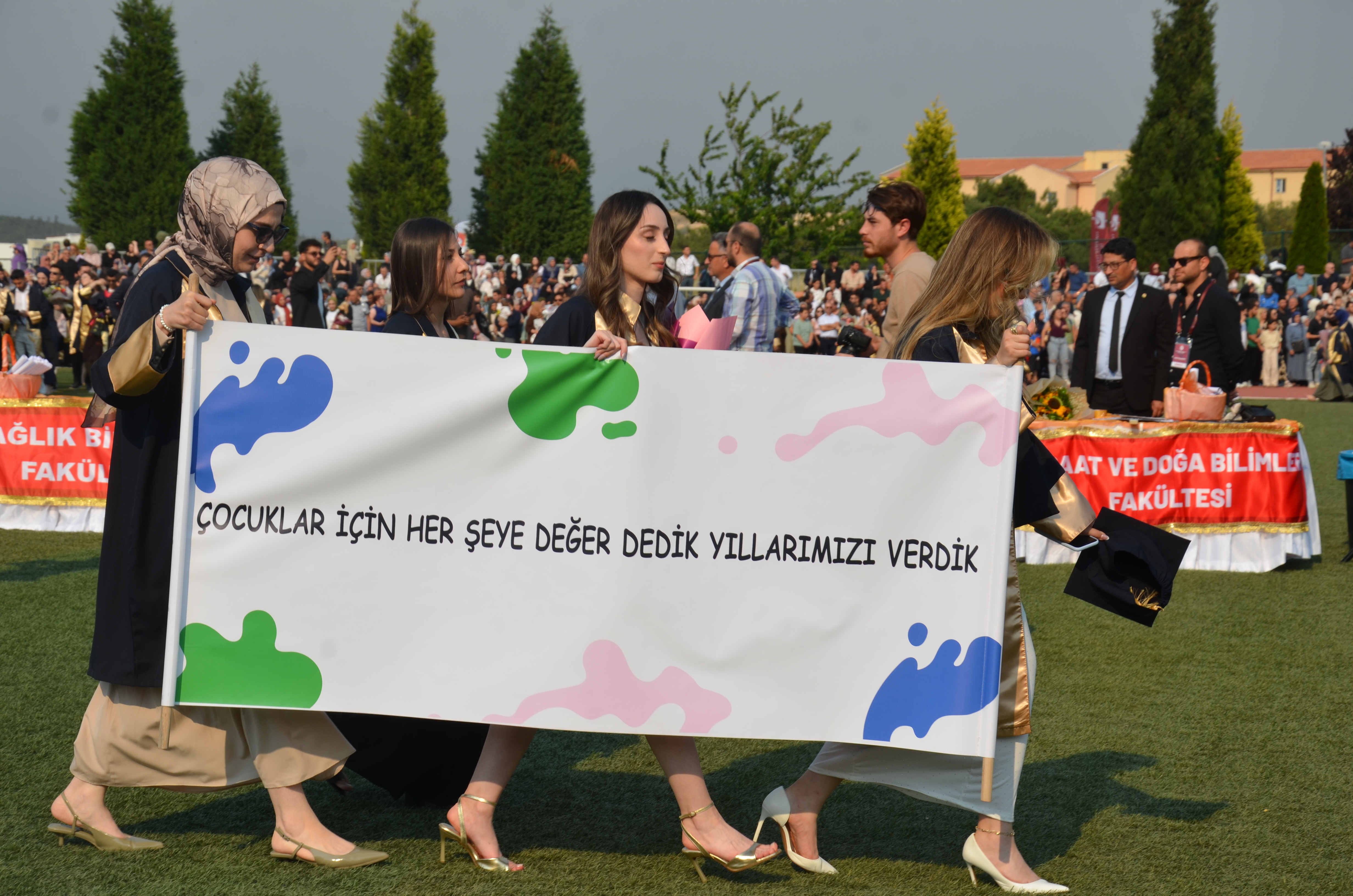 mezunlar-hem-dusundurdu-hem-guldurdu-7.jpg