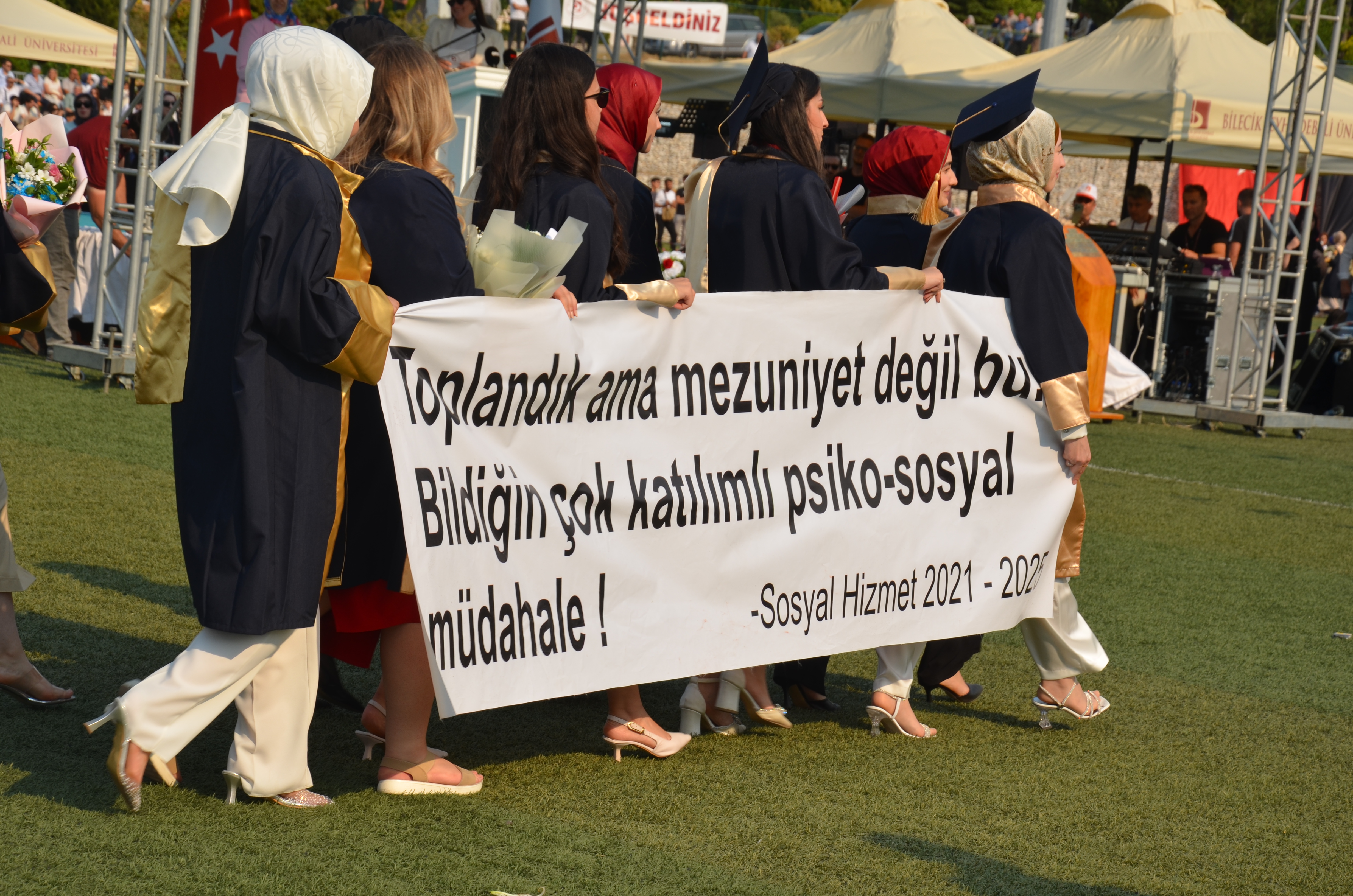 mezunlar-hem-dusundurdu-hem-guldurdu-8.jpg