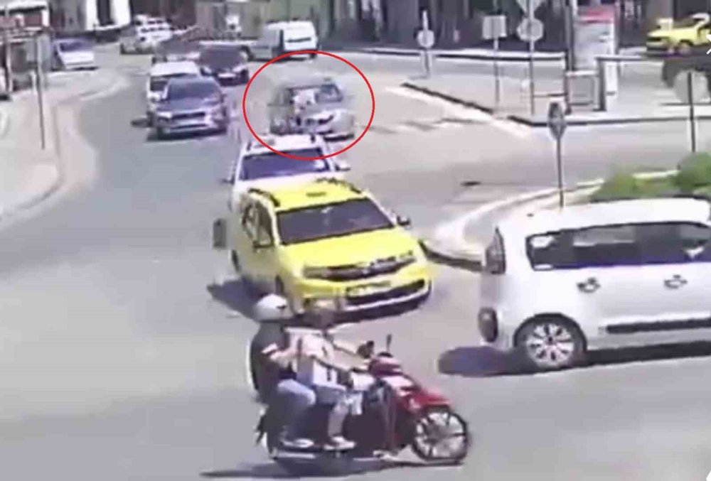 Otomobilin Çarpmasıyla Savruldu Hiçbir Şey Olmamış Gibi Yoluna Devam Etti