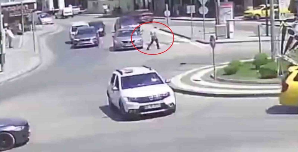 Otomobilin Çarpmasıyla Savruldu Hiçbir Şey Olmamış Gibi Yoluna Devam Etti